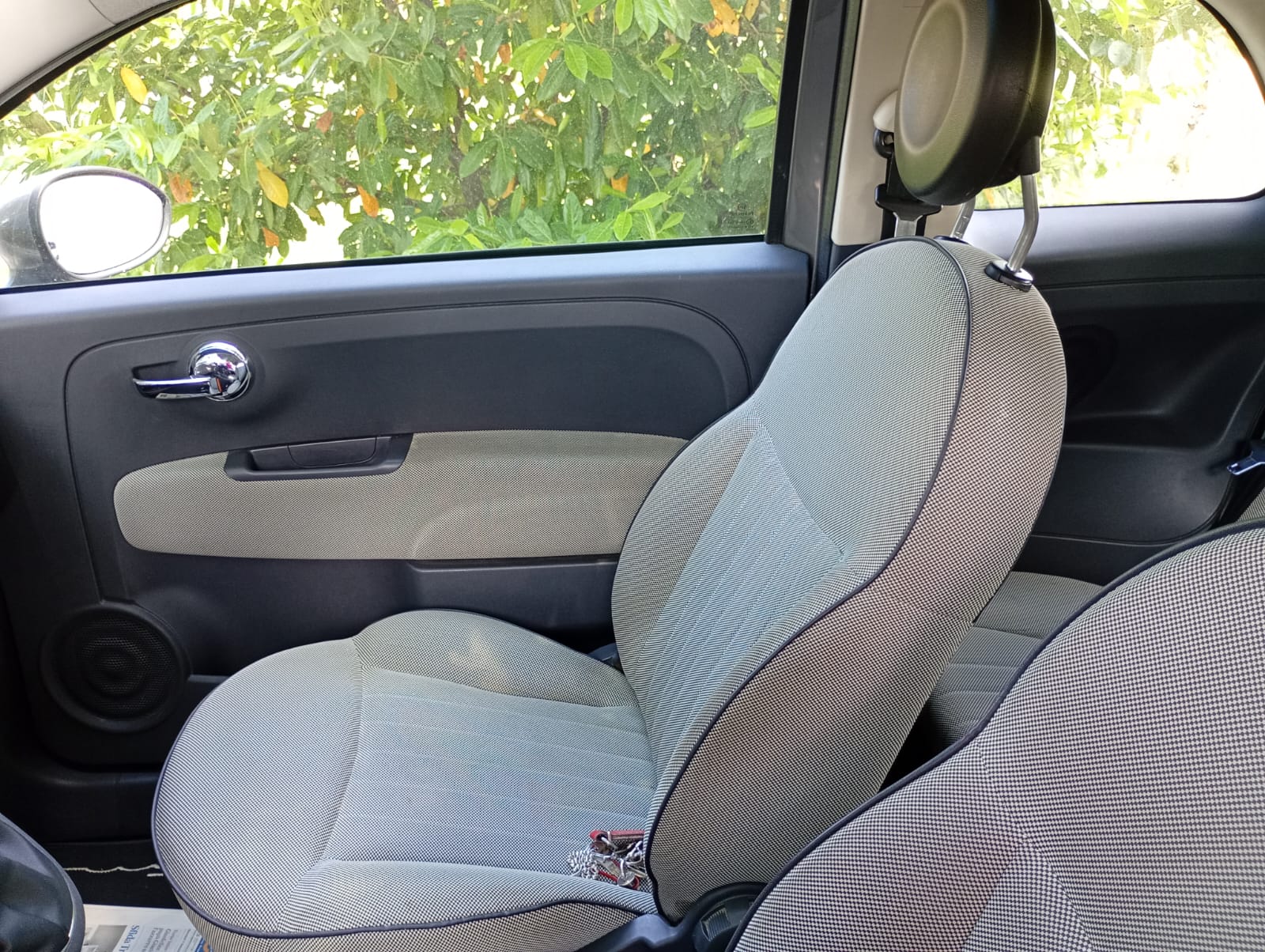 
								Fiat 500 con tetto panoramico full									